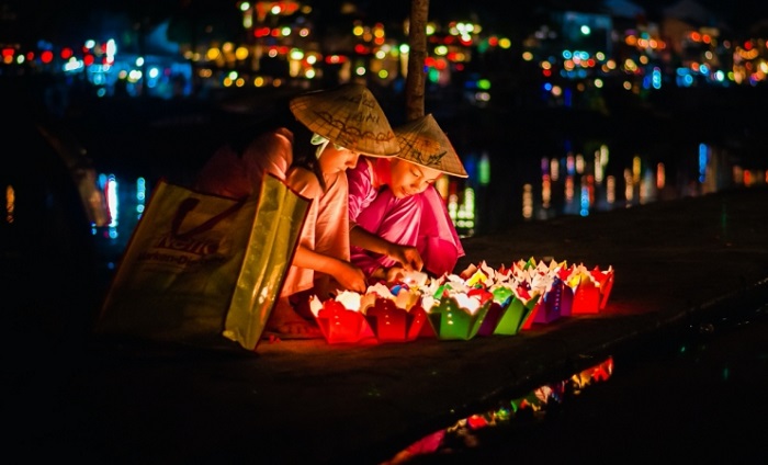 Đầu năm thả đèn hoa đăng mong một năm may mắn tại điểm du lịch mùa xuân ở Việt Nam