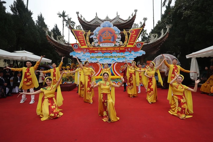 Lễ hội chùa Hương khai hội vào ngày mùng 6 Tết hàng năm 