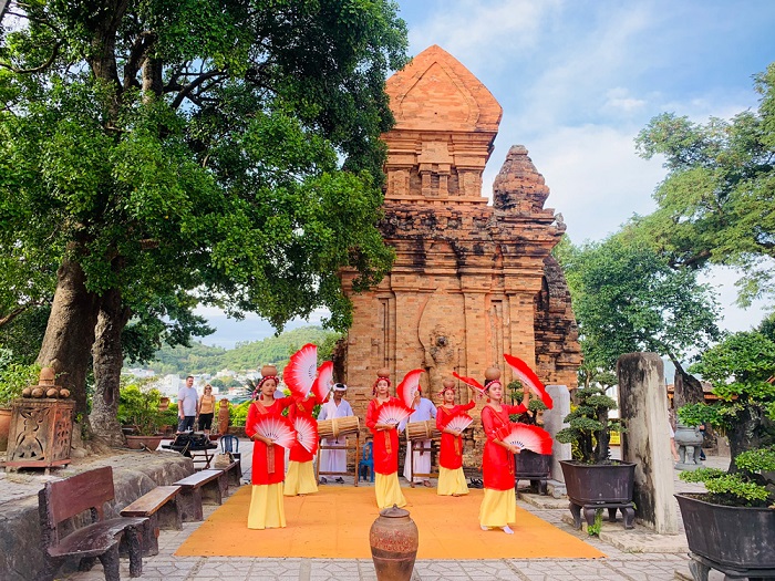 Thời gian tổ chức các lễ hội lớn nhất Việt Nam Lễ hội Tháp Bà Ponagar Nha Trang cũng là lễ hội lớn ở Nam Trung Bộ
