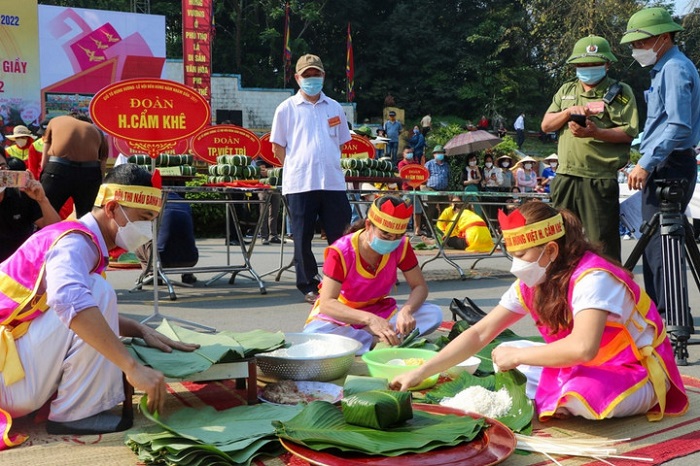 Thời gian tổ chức các lễ hội lớn nhất Việt Nam thi gói bánh chưng trong Lễ hội đền Hùng