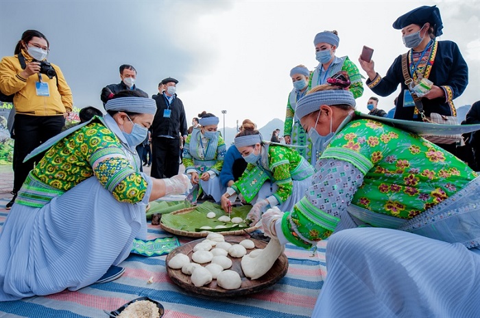 Trong các lễ hội mùa xuân của Lai Châu có cuộc thi giã bánh dày người Mông