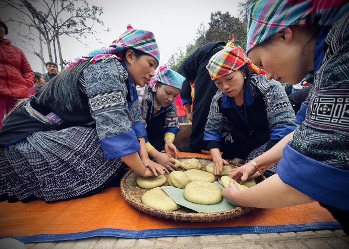 Bánh dày người Mông đặc sản để thiết đãi khách thăm nhà
