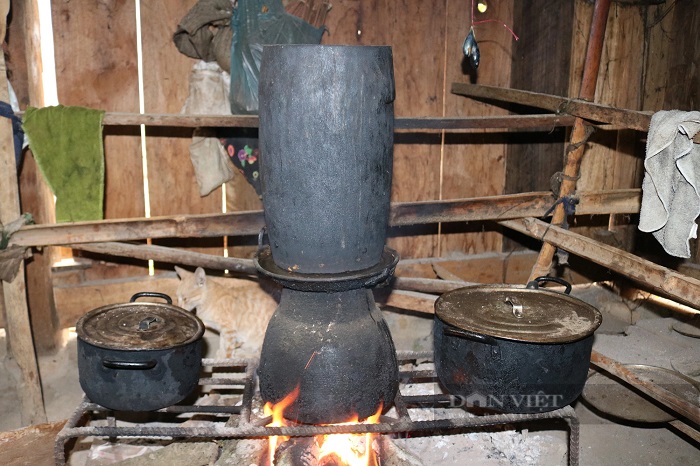 Gạo được cho vào chõ đồ xôi đun trên bếp than lửa nhỏ, hồng rực rồi mới thành bánh dày người Mông