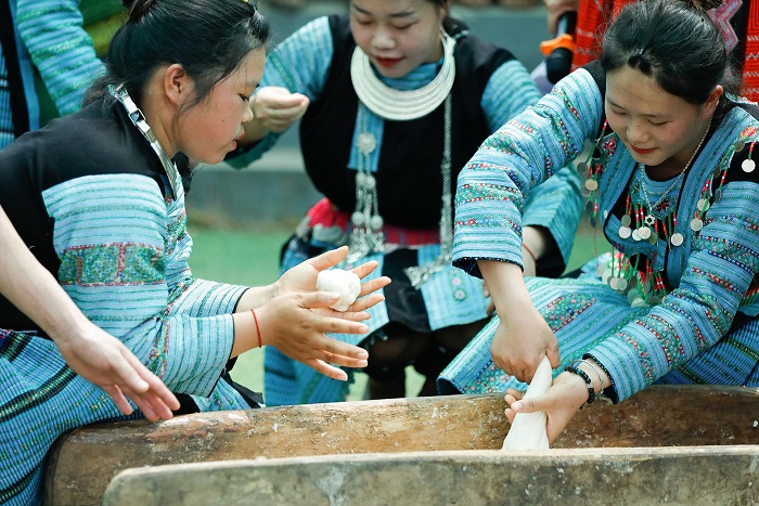Tiếp theo là công đoạn nặn bánh dày người Mông với đôi bàn tay khéo léo của người phụ nữ