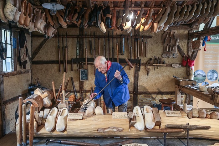 Nhiều nguwofi cho rằng, Klompen đã tồn tại thừ thế kỷ XII đến nay.