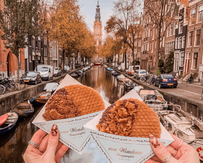 Bạn cũng có thể mang món bánh Stroopwafels về làm quà cho bạn bè. 