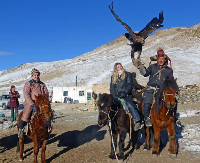 Đến Mông Cổ, du khách nên trải nghiệm di chuyển bằng ngựa hoặc lạc đà. 