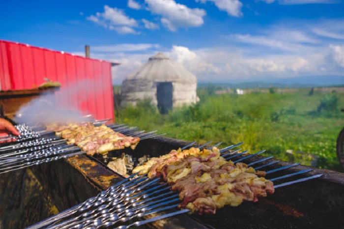 Thịt cừu xiên là món ăn quen thuộc của người dân Mông Cổ 