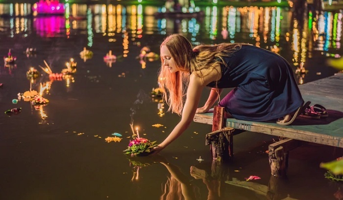 Đến với lễ hội Loy Krathong, du khách cũng có thể tự tay thả những chiếc đèn hoa mong mọi lời thỉnh cầu của mình đều hiện thực. 