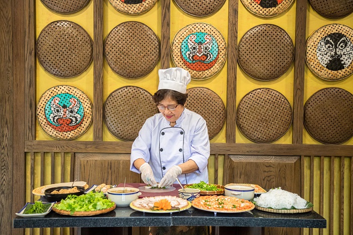 Cẩm nang du lịch Bà Nà Hills Đà Nẵng thưởng thức cả món Việt 