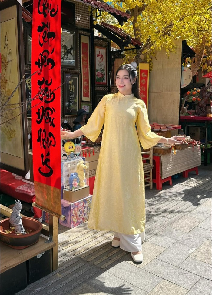 Nhan sắc rạng rỡ của nữ diễn viên trong bộ áo dài gam màu vàng phom suông nhẹ, tạo nên vẻ đẹp tự tin, thanh lịch. Ảnh: FBNV