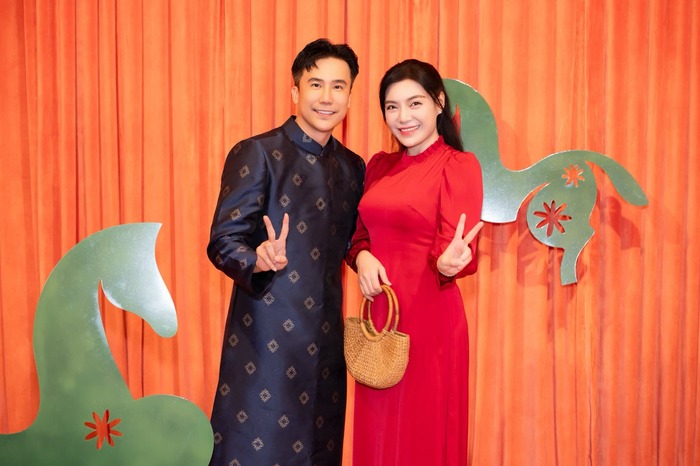 Lê Xuân Nghi khoe nhan sắc rạng rỡ và thần thái tự tin với áo dài đỏ truyền thống khi tham gia sự kiện. Ảnh: FBNV