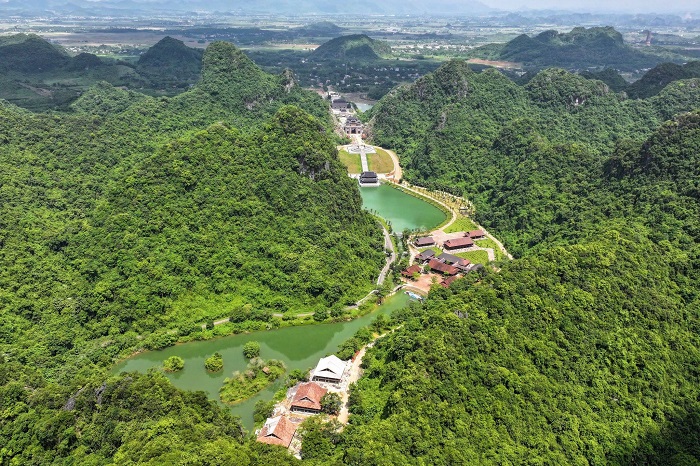 Bạn có thể tới Khu du lịch Thung Ui Ninh Bình nhanh chóng