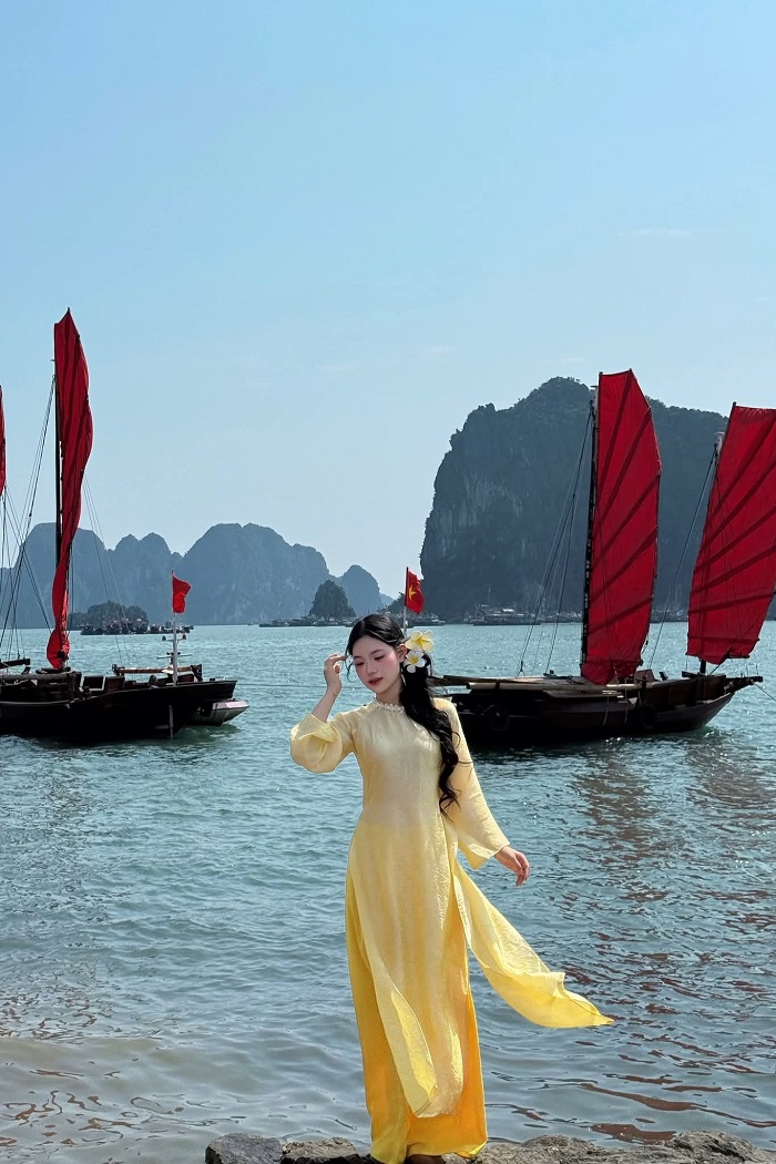 Du xuân tới cánh buồm đỏ Hạ Long cực đẹp