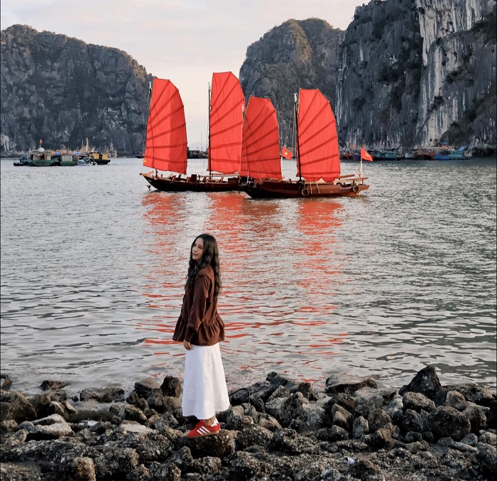 Hình ảnh cánh buồm đỏ Hạ Long nổi bần bật giữa vịnh biển