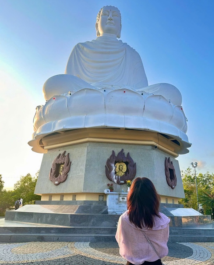 Bức tượng Phật trắng khổng lồ ở chùa Long Sơn - Điểm du xuân ở Nha Trang 