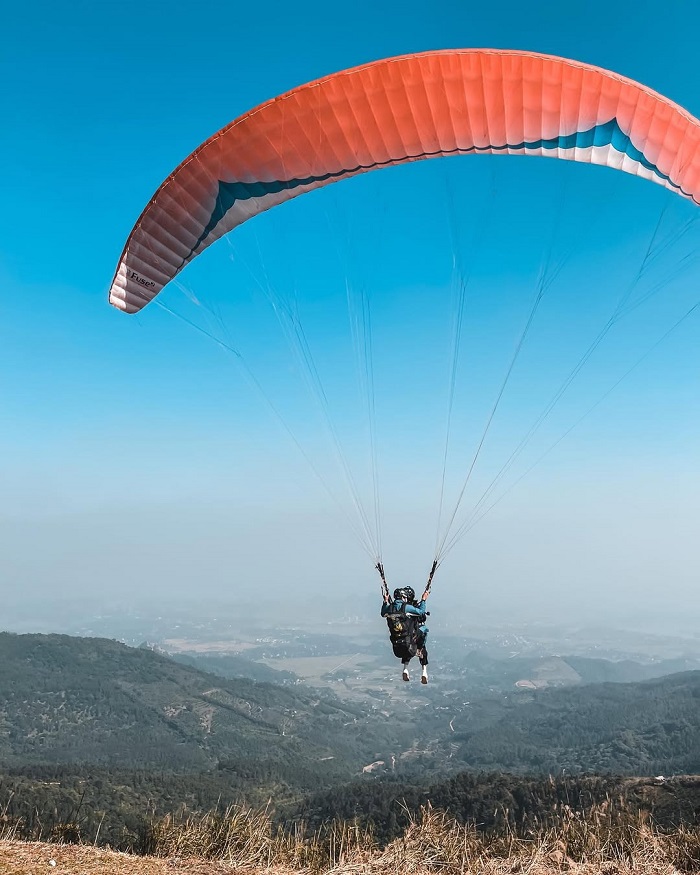 Đồi Bù Hà Nội là nơi lý tưởng để bay dù lượn
