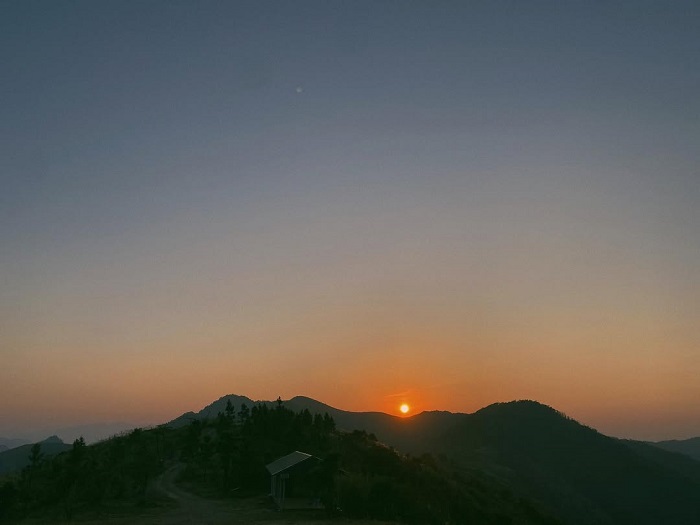 Đồi Bù Hà Nội vào một chiều hoàng hôn