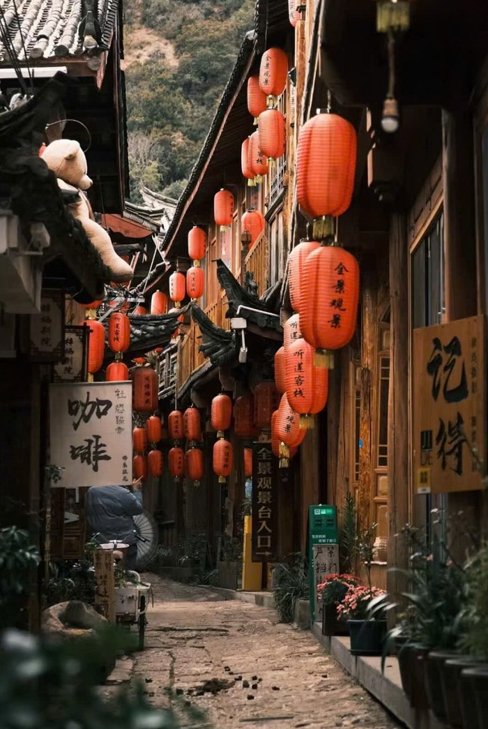 Cảnh cổ trấn như trong phim cổ trang khi du lịch Lệ Giang Trung Quốc