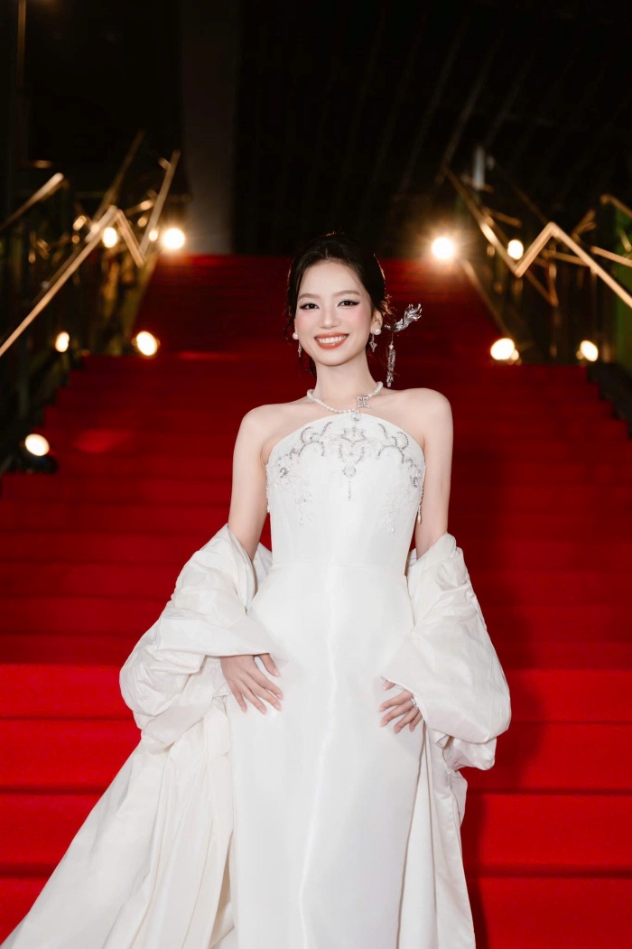 Đêm Gala trao giải WeChoice Awards 2025 với chủ đề “Viết tiếp câu chuyện Việt Nam” chính thức diễn ra, nàng thơ điện ảnh Hạ Anh cùng dàn diễn viên Mưa đỏ được vinh danh ở hạng mục Phim điện ảnh của năm với những dấu ấn nổi bật. Ảnh: facebook nhân vật