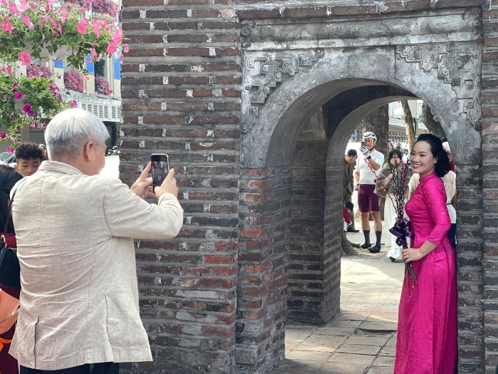 Theo ghi nhận của phóng viên, thời tiết đầu xuân năm nay khá thuận lợi với tiết trời trong xanh, nắng nhẹ, không gắt mà ấm áp, thỉnh thoảng có làn gió se lạnh dễ chịu. Không khí dịu mát khiến cảnh vật như bừng sáng, hòa cùng sắc áo dài của dòng người du xuân, tạo nên bức tranh Tết Hà Nội tươi tắn, rực rỡ.