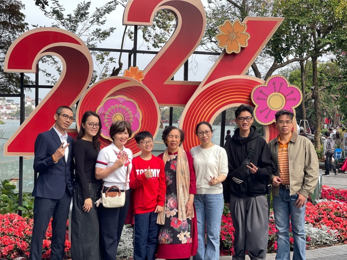 Gác lại những bộn bề, lo toan thường nhật, trong những ngày này, dễ dàng bắt gặp hình ảnh các gia đình cùng nhau dạo phố, ngắm hoa, thưởng ngoạn cảnh xuân. Tại khu vực đối diện phố Tràng Tiền, cụm tiểu cảnh năm 2026 với nhiều loài hoa rực rỡ thu hút đông đảo các gia đình cùng lưu giữ khoảnh khắc đầu năm, gương mặt ai cũng rạng rỡ nụ cười.