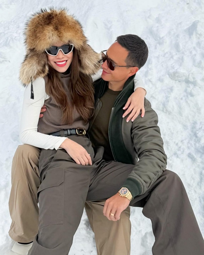 Trên trang cá nhân, nữ ca sĩ liên tục chia sẻ hình ảnh đời thường của gia đình trong tiết trời lạnh giá, với phong cách thời trang giữ ấm nhưng vẫn sành điệu, thời thượng. Đặc biệt, những khoảnh khắc Hồ Ngọc Hà và Kim Lý sánh đôi, tạo dáng tình tứ giữa khung cảnh tuyết trắng nhận về “cơn mưa” lời khen từ khán giả. Người hâm mộ không chỉ ngưỡng mộ nhan sắc rạng rỡ của nữ ca sĩ mà còn dành nhiều lời ngợi ca cho sự gắn bó, hạnh phúc mà cặp đôi luôn lan tỏa.