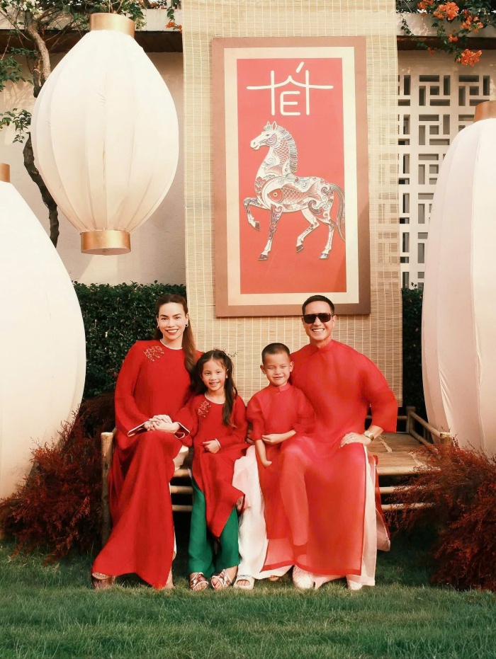 Năm nay, Hồ Ngọc Hà cùng Kim Lý quyết định xuất ngoại để các con có thêm những trải nghiệm mới mẻ. Nữ ca sĩ chia sẻ, vợ chồng cô thường xuyên đưa Lisa và Leon đi nhiều nơi trong và ngoài nước, giúp hai bé làm quen với thiên nhiên, rèn sự tự tin và dạn dĩ từ sớm. Trong chuyến đi này, hai “sao nhí” được vui chơi tại Niseko – khu nghỉ dưỡng trượt tuyết nổi tiếng ở Hokkaido vào hôm 21/2. Dù lần đầu làm quen với bộ môn trượt tuyết, Lisa và Leon vẫn khiến bố mẹ bất ngờ khi điều khiển khá thành thạo, thậm chí còn tự tin lướt đi trên tuyết tốt hơn cả Hồ Ngọc Hà và Kim Lý.