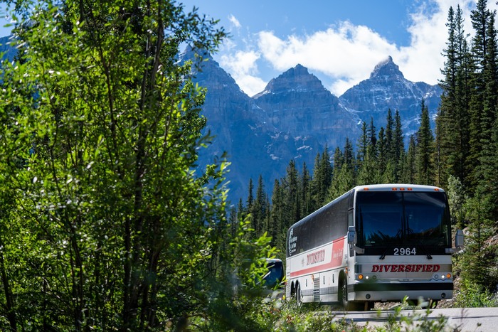 phương tiện di chuyển đến hồ Moraine Canada là xe bus