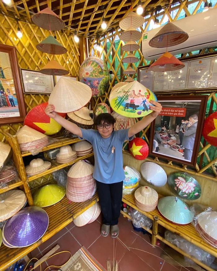 Làng Chuông Hà Nội là nơi mà bạn có thể mua nón về làm quà tặng ý nghĩa