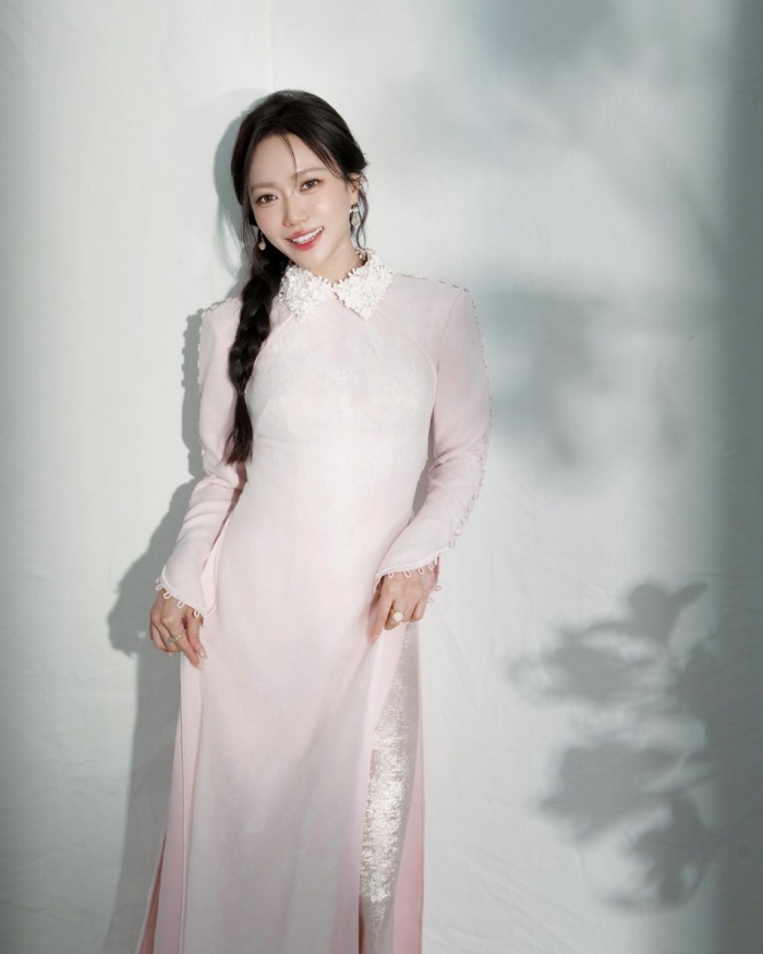 Bộ hình đón tết của cô nàng được nhiều fan hâm mộ tấm tắc khen vì vẻ đẹp của nhan sắc không tuổi và trang phục truyền thống 