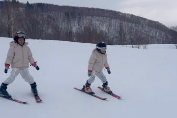 Lisa & Leon trổ tài trượt tuyết điêu luyện, Hồ Ngọc Hà hài hước: “Hơn cha hơn mẹ rồi đó”