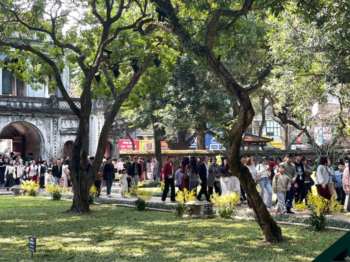 Dù lượng người đổ về đông đúc nhưng không gian tham quan vẫn bảo đảm trật tự, nề nếp, du khách ứng xử văn minh, không xảy ra tình trạng chen lấn, xô đẩy.