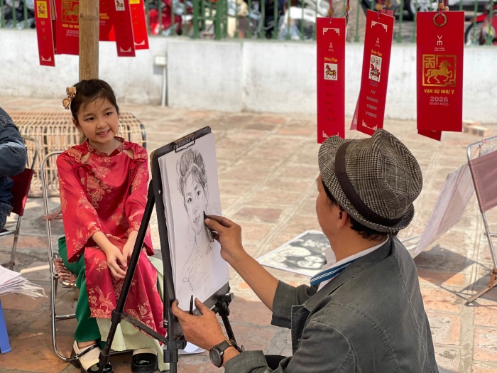 Bên cạnh hoạt động xin chữ tại Hồ Văn, nhiều du khách còn lựa chọn trải nghiệm dịch vụ vẽ chân dung trực tiếp, được thực hiện ngay tại chỗ bởi các nghệ nhân.