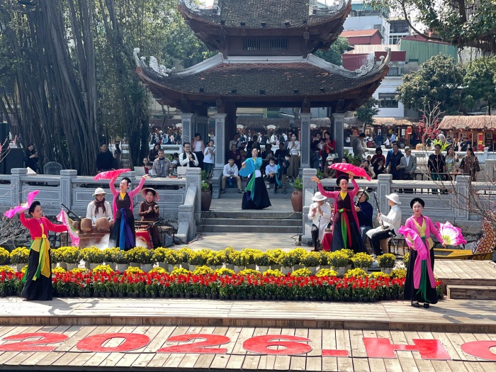 Hội chữ Xuân Bính Ngọ 2026 được tổ chức quy mô với các chương trình nghệ thuật dân gian phục vụ du khách như quan họ, ca trù, chèo... Những làn điệu cổ truyền vang lên trong không gian di tích đã để lại ấn tượng sâu sắc, đặc biệt với nhiều du khách quốc tế lần đầu trải nghiệm Tết cổ truyền Việt Nam.