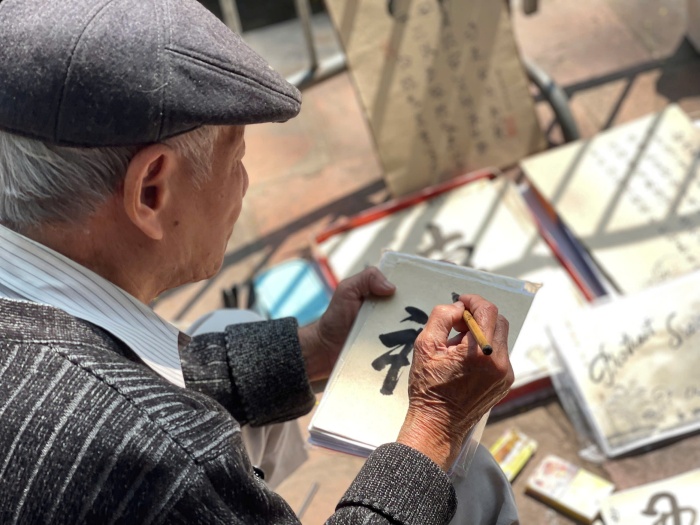 Tục xin chữ đầu năm tại Văn Miếu Quốc Tử Giám như một sợi dây kết nối của truyền thống nghìn năm văn hiến với nhịp sống đương đại, khiến con người ta lắng lại, hướng về những giá trị bền vững của chân - thiện - mỹ.