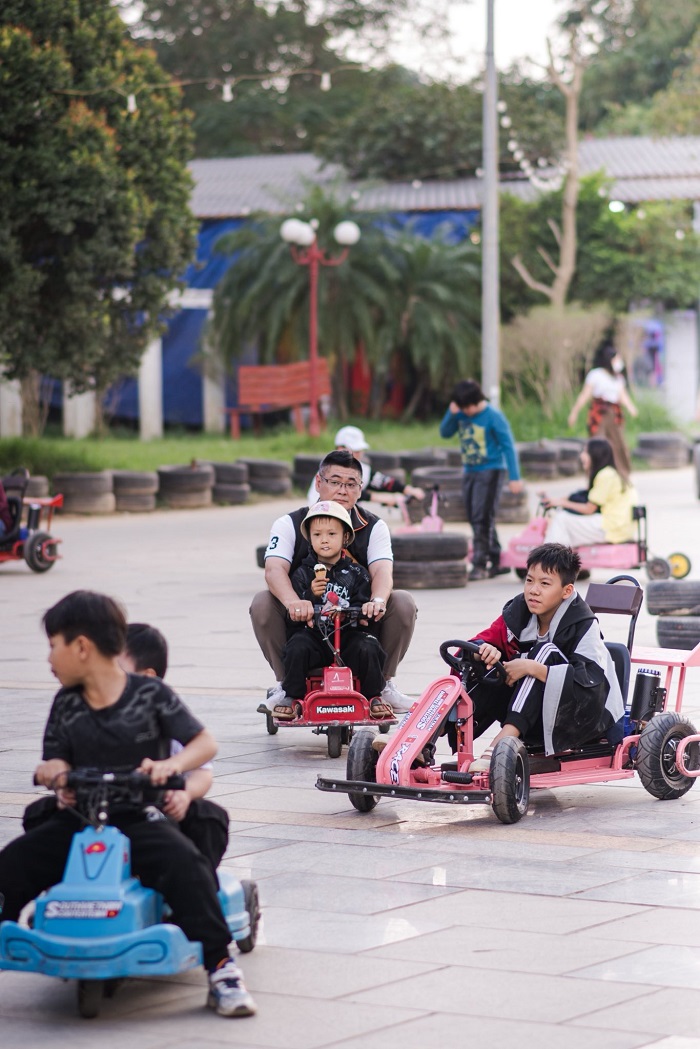 Vườn hoa Bãi Đá Sông Hồng với khu vui chơi giải trí hấp dẫn