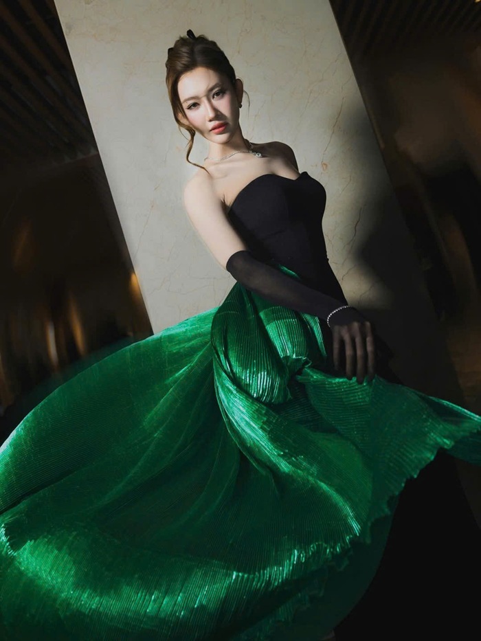 Khoảnh khắc chuyển động của tà váy xanh lục mang lại hiệu ứng thị giác ấn tượng, làm nổi bật phong cách thời trang của nữ diễn viên. Ảnh: Instagram nhân vật