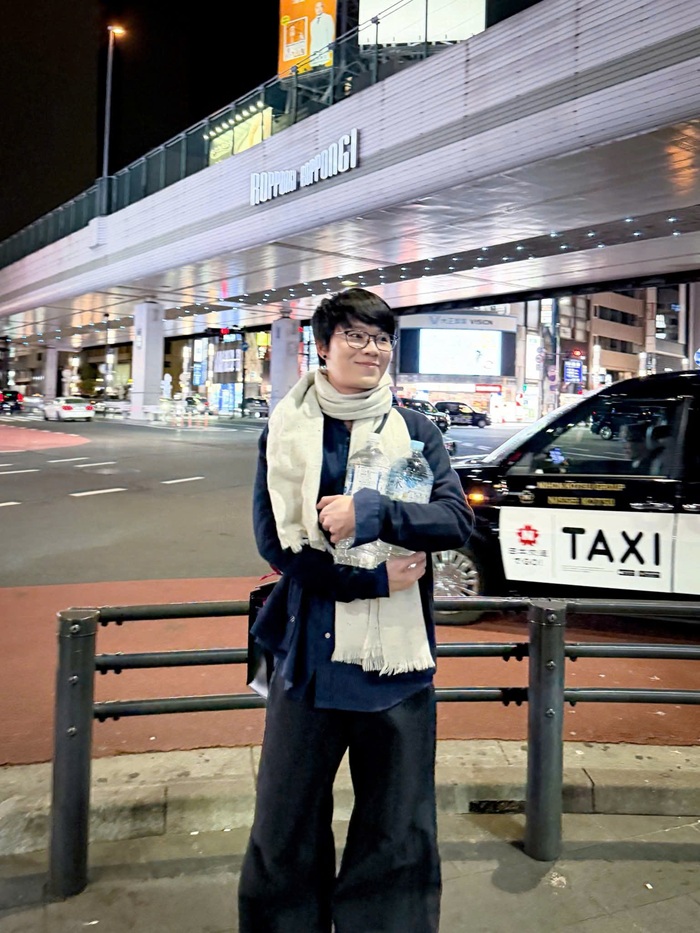 Quang Trung diện trang phục mùa đông với phong cách gọn gàng, đơn giản. Ảnh: FBNV