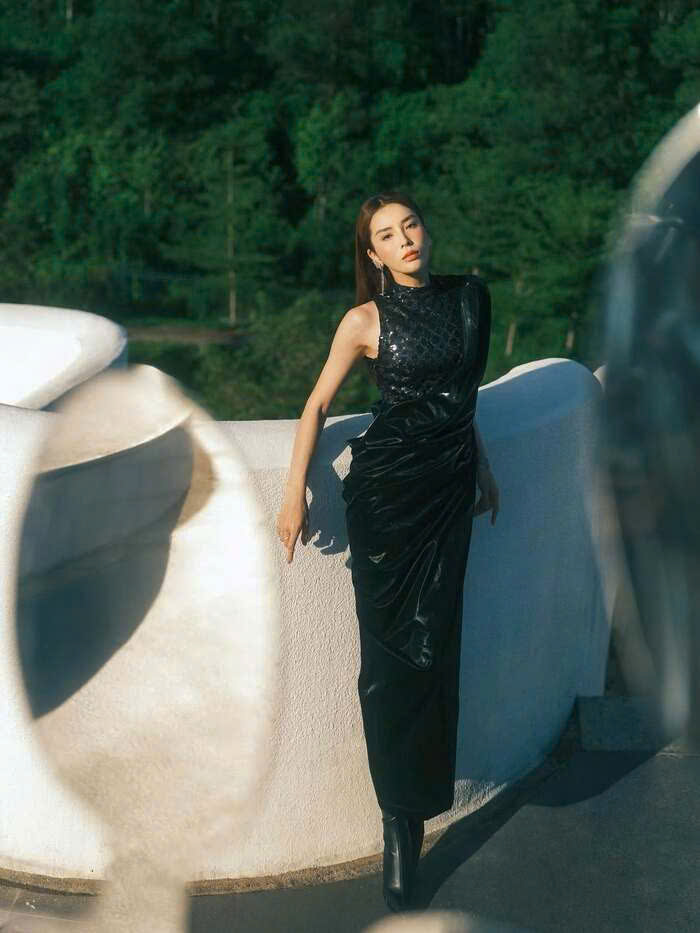 Góc chụp thấp nhấn mạnh tính điêu khắc của kiến trúc cổ, đồng thời tôn lên thần thái kiêu hãnh của nàng hậu trong thiết kế đen. Ảnh: Instagram nhân vật