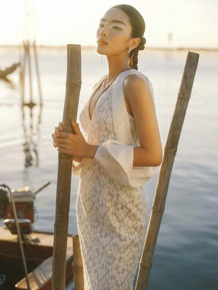 Kỳ Duyên xuất hiện giữa bối cảnh sông nước với thiết kế ren trắng mềm mại. Ảnh: Instagram nhân vật