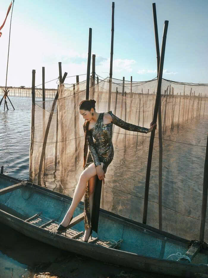 Bối cảnh lưới vó, cọc tre và mặt nước phẳng lặng trở thành phông nền giàu chất liệu văn hóa, giúp bộ ảnh thu hút nhiều sự quan tâm của người hâm mộ. Ảnh: Instagram nhân vật