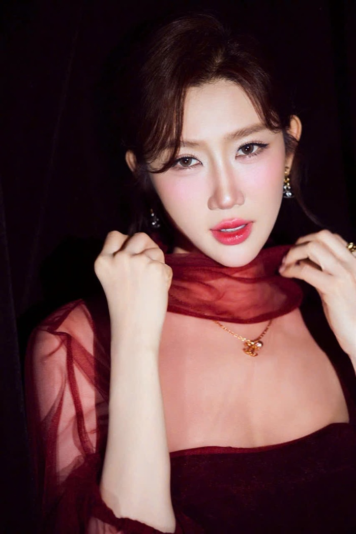 Cận cảnh nhan sắc rạng rỡ của nữ diễn viên Thúy Ngân.