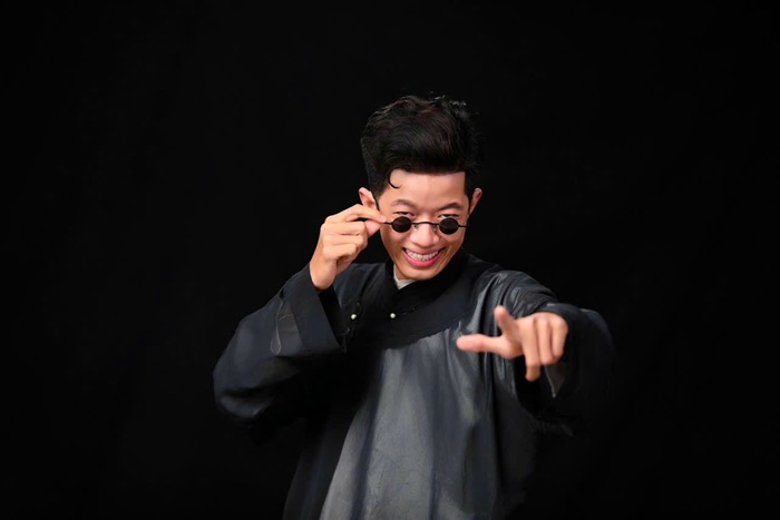 Hình tượng “ông thầy bói” trở lại, tiếp tục là dấu ấn đặc biệt gắn liền với tên tuổi Khánh Đăng. Ảnh: NVCC