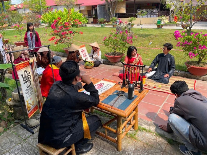 Hậu trường ghi hình MV “Bói” với bối cảnh mang đậm không khí Tết, tái hiện khung cảnh xem bói đầu năm. Ảnh: NVCC