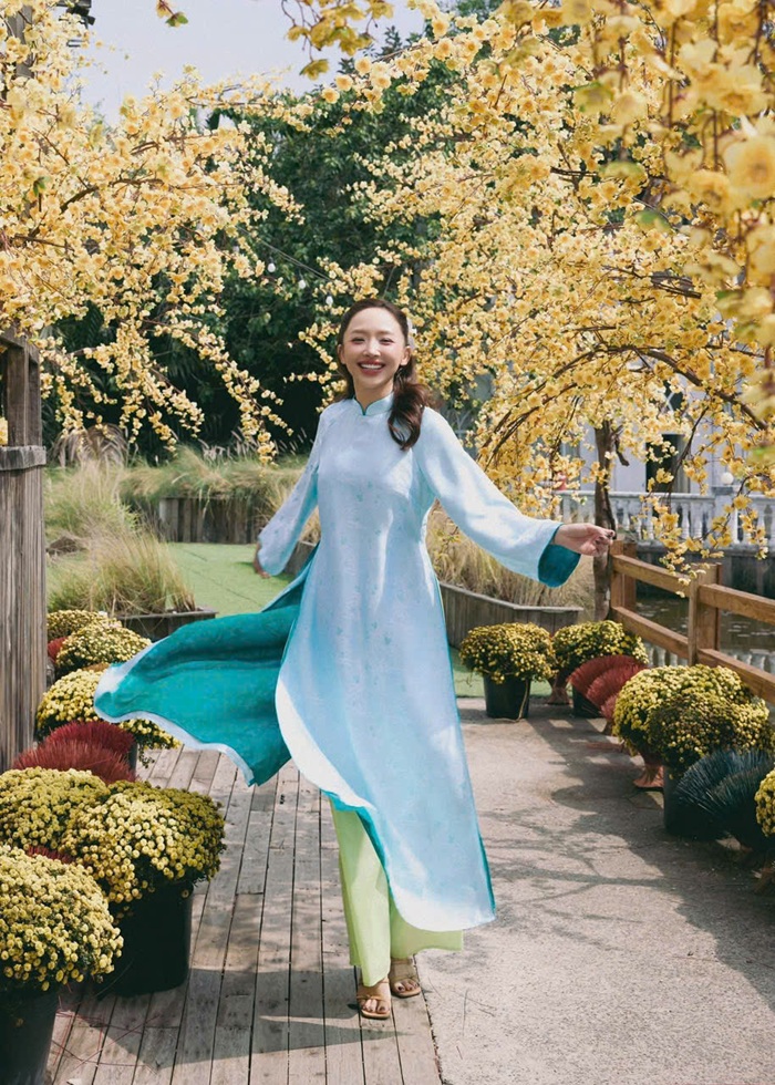 Tóc Tiên thoải mái thả dáng trong từng khoảnh khắc.