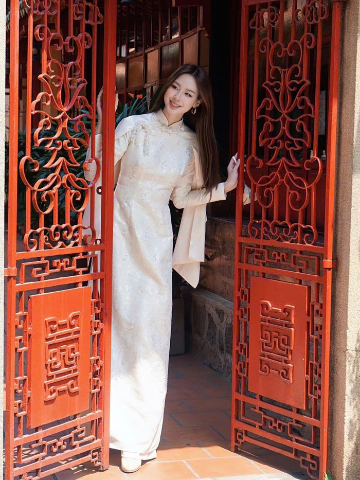 Loạt ảnh xinh đẹp được cô nàng đăng tải vào dịp mùng 1 Tết. Ảnh: FBNV.