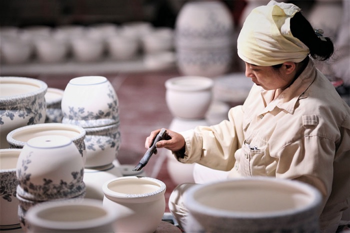 Kinh nghiệm du lịch Làng gốm Bát Tràng nằm ở huyện Gia Lâm, ngoại thành Hà Nội