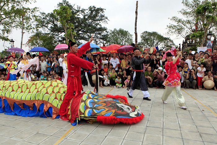 Kinh nghiệm du lịch Làng gốm Bát Tràng lễ hội làng rắn Lệ Mật thu hút du khách thập phương