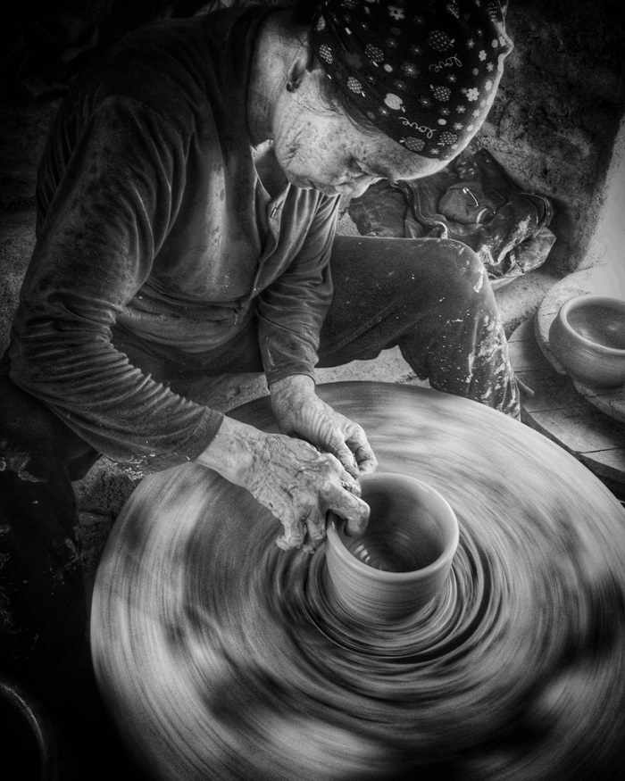 Kinh nghiệm du lịch Làng gốm Bát Tràng, rất nhiều thế hệ tại đây đã gắn bó với nghề gốm